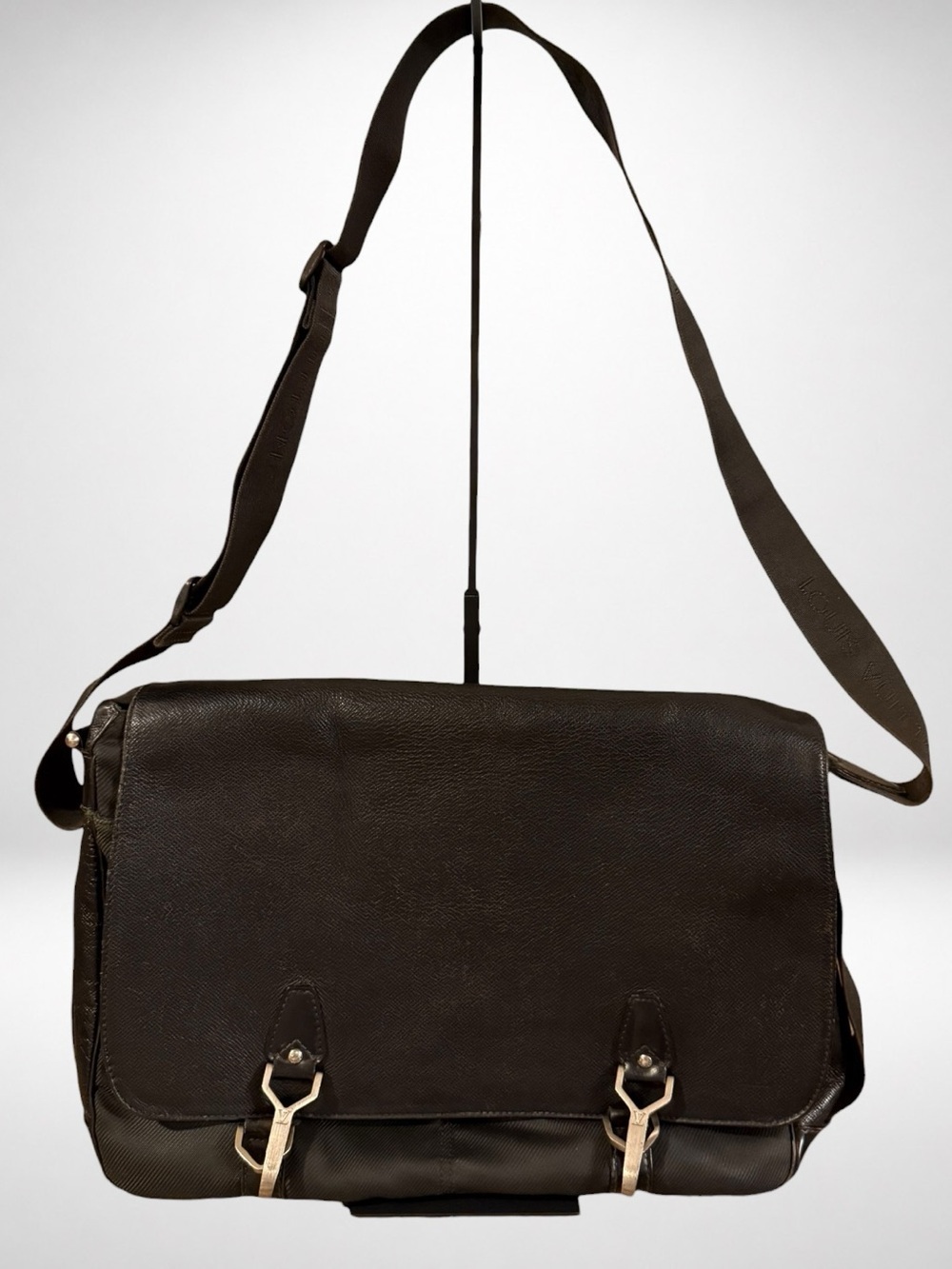 Louis Vuitton Taiga Dersou Messenger Bag Black Leather Crossbody Unisex